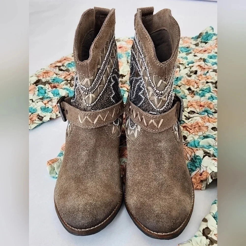 || NAUGHTY MONKEY || taupe, suede booties - Picture 2 of 7